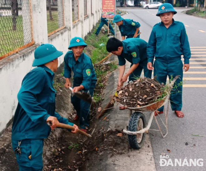 Lực lượng chức năng xã Hòa Tiến (huyện Hòa Vang) nạo vét, khơi thông mương thoát nước dọc đường ADB 5.