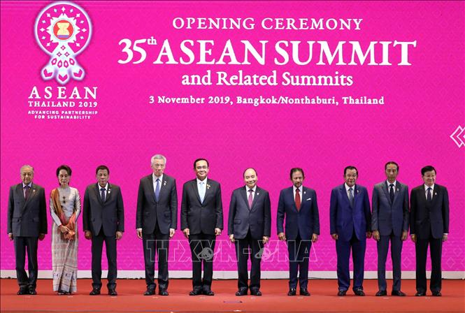  Thủ tướng Nguyễn Xuân Phúc và Trưởng đoàn các nước ASEAN chụp ảnh chung tại lễ khai mạc. Ảnh: Thống Nhất/TTXVN