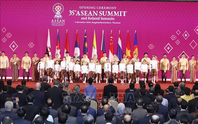  Lãnh đạo các nước ASEAN và các đại biểu tham dự hội nghị hát ASEAN ca. Ảnh: Thống Nhất/TTXVN