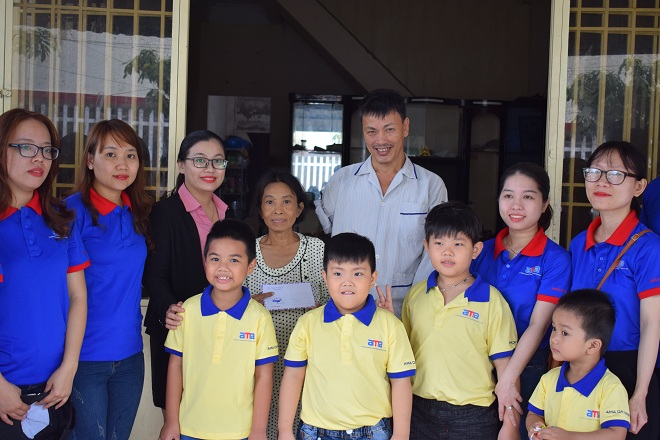 Cán bộ, giáo viên và học sinh Trung tâm Anh ngữ AMA trao tặng quà cho các gia đình có hoàn cảnh khó khăn trên địa bàn quận Sơn Trà sáng 3-11.