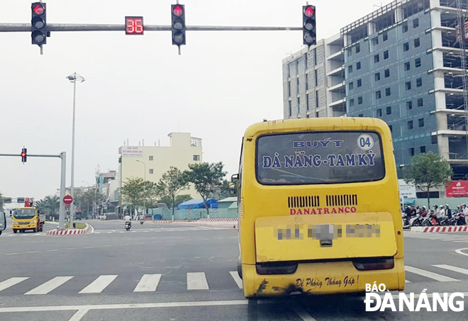 Xe buýt vượt đèn đỏ (giao lộ Lê Đại Hành - Nguyễn Hữu Thọ). (Ảnh do Sở Giao thông vận tải thành phố cung cấp)