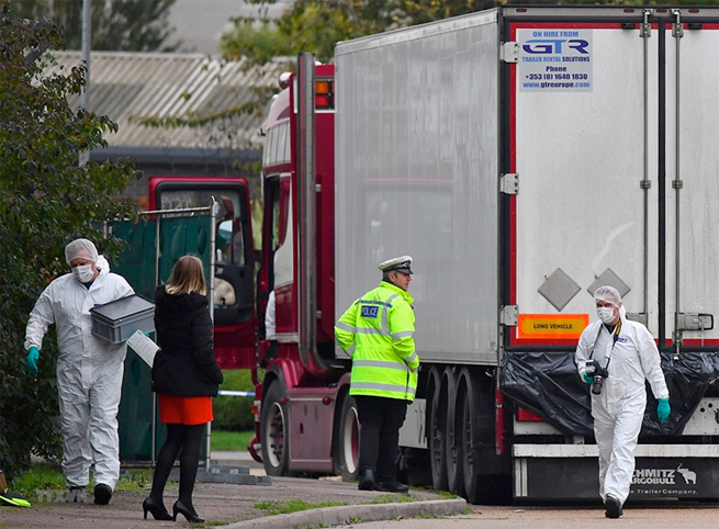 Cảnh sát Anh điều tra chiếc xe tải liên quan đến vụ việc. Ảnh: AFP