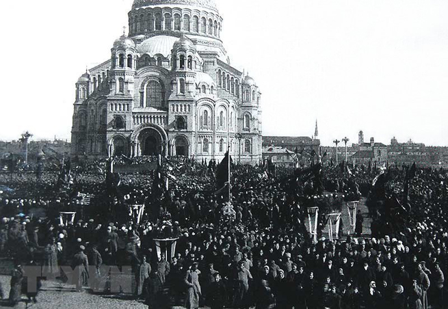 • Biểu tình trên Quảng trường Anchor ở Kronstadt (Petrograd) trong Cách mạng Tháng Hai năm 1917. (Ảnh: Tư liệu/TTXVN)