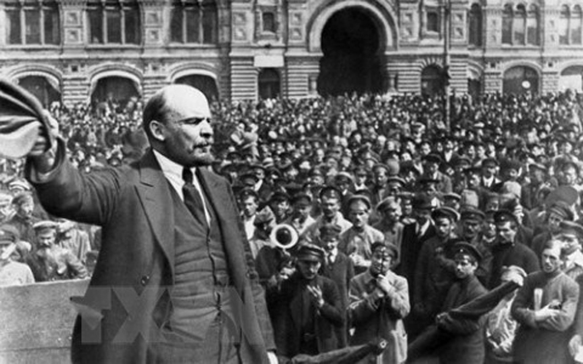 • Lãnh tụ Vladimir Ilyich Lenin phát biểu trước người dân tại Petrograd năm 1917. (Ảnh: Tư liệu/TTXVN)