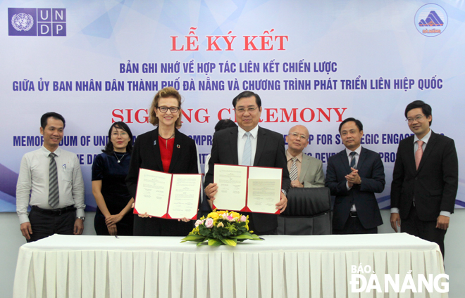 Chủ tịch UBND thành phố Huỳnh Đức Thơ và bà Caitlin Wiesen, Trưởng đại diện Văn phòng thường trú UNDP tại Việt Nam ký kết bản ghi nhớ. Ảnh: LAM PHƯƠNG