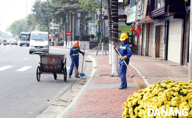 Kinh phí chi trả việc quét đường và thu nhặt rác mặt đường là một nguồn thu chính và phục vụ cho việc thu gom, vận chuyển rác thải sinh hoạt trên địa bàn thành phố. 					                           Ảnh: HOÀNG HIỆP