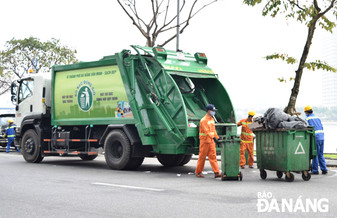 Cần xây dựng bộ tiêu chí đấu thầu dịch vụ vệ sinh môi trường để đánh giá hiệu quả thực hiện gói thầu. TRONG ẢNH: Công nhân Công ty CP Môi trường đô thị Đà Nẵng thu gom, vận chuyển rác thải. Ảnh: HOÀNG HIỆP