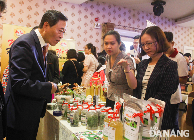 Mr Tran Van Tung, Deputy Minister of the Science and Technology, visiting the stand of the Faculty of Biology – Environment of the University of Education at SURF 2019