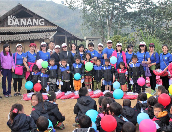 Mrs Huyen (2nd left) and her club members in a volunteer trip to northwestern provinces