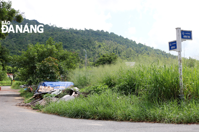 Nhiều lô đất trống ở phường Thọ Quang trở thành nơi đổ xà bần, giá hạ.