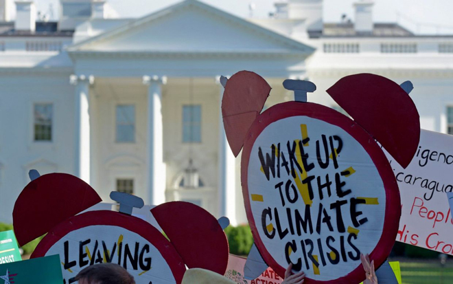 Những người biểu tình tập trung bên ngoài Nhà Trắng để phản đối quyết định rút khỏi thỏa thuận khí hậu Paris.Ảnh: AP