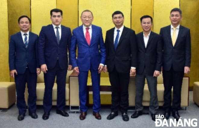 Vice Chairman of the Da Nang People’s Committee Ho Ky Minh (3rd from right) warmly receiving Kazakh Ambassador to Viet Nam Yerlan Baizhanov (3rd from left) 