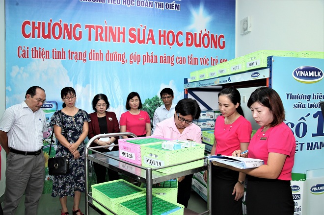 Thành viên Ban chỉ đạo chương trình sữa học đường cùng tham dự việc triển khai thực hiện trong ngày đầu tiên tại điểm trường Đoàn Thị Điểm, quận Tân Phú, TP.Hồ Chí Minh.