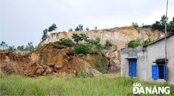 Hiện trạng nham nhở và chậm được trồng cây phục hồi môi trường ở một mỏ đất đồi sau khai thác tại xã Hòa Phong, huyện Hòa Vang.