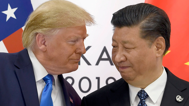 Tổng thống Mỹ Donald Trump (trái) đề nghị gặp gỡ Chủ tịch Trung Quốc Tập Cận Bình tại bang Iowa để ký thỏa thuận thương mại. 						Ảnh: AP