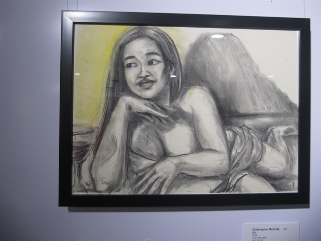 Chi, a charcoal portrait, by Christopher Mcbride from UK, displays at International Arts Exchange in Đà Nẵng. VNS Photo Công Thành       Read more at http://vietnamnews.vn/life-style/538047/expat-community-exchanges-art-love-with-locals.html#M0v3vcEixWlTZjBR.99