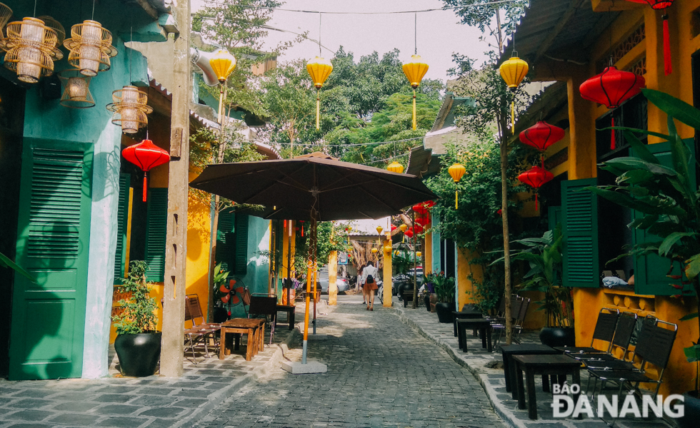 A newly-opened café on Nguyen Thi Minh Khai features Hoi An-style architecture.