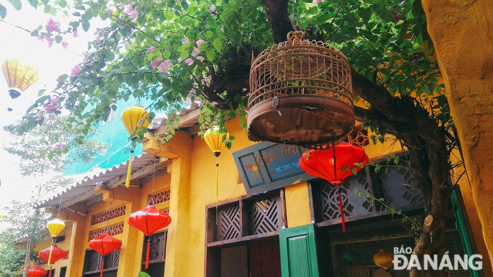 Yellow walls, paper flowers and red lanterns are the typical colours of Hoi An.