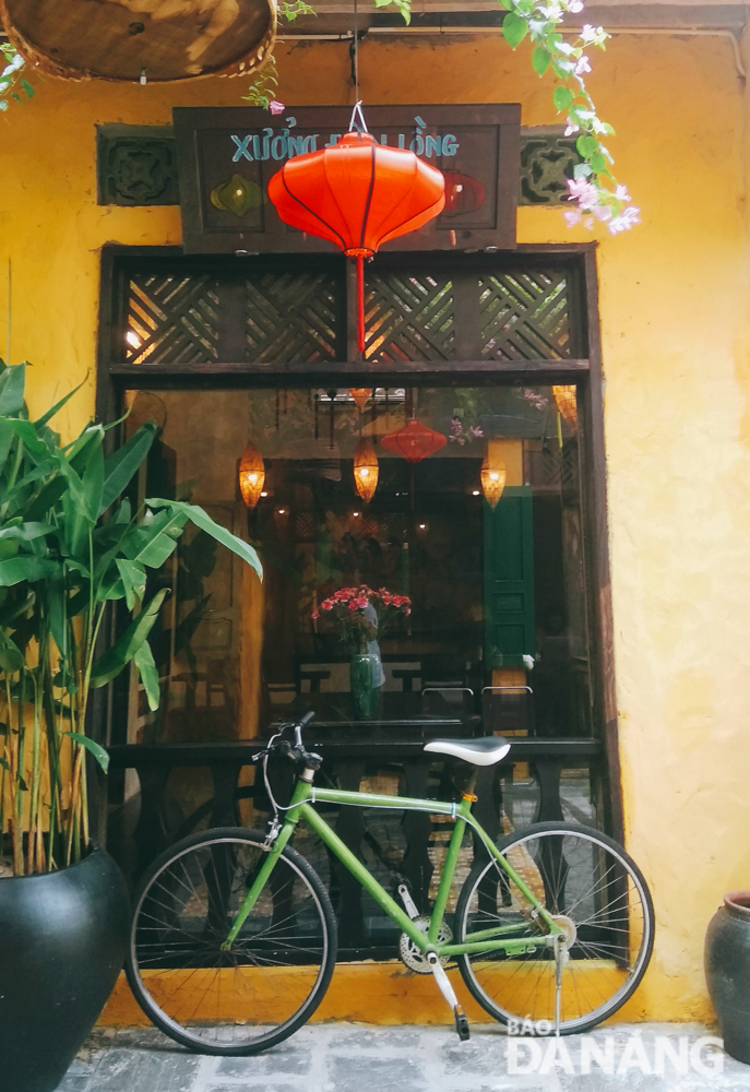 A bike for guests to take souvenir photos