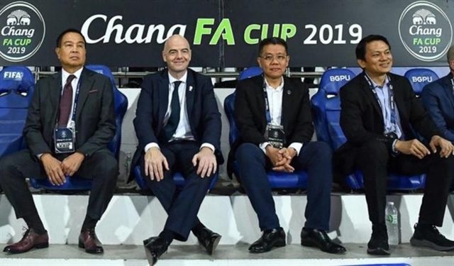 FIFA President Gianni Infantino (second, left) and Thai football officials take part in Thai FA Cup final between Ratchaburi FC and Port FC on Saturday. Infantino and AFC and AFF leaders support an ideal to organise ASEAN Club Championship. Photo of VFF Read more at http://vietnamnews.vn/sports/538044/fifa-afc-give-full-backing-for-inaugural-asean-club-championship.html#zLQVIBg2bqMspZJ8.99