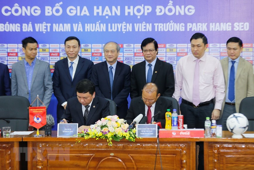 Đại diện VFF, Tổng thư ký Lê Hoài Anh ký hợp đồng gia hạn với HLV Park Hang-seo. (Ảnh: Trọng Đạt/TTXVN)