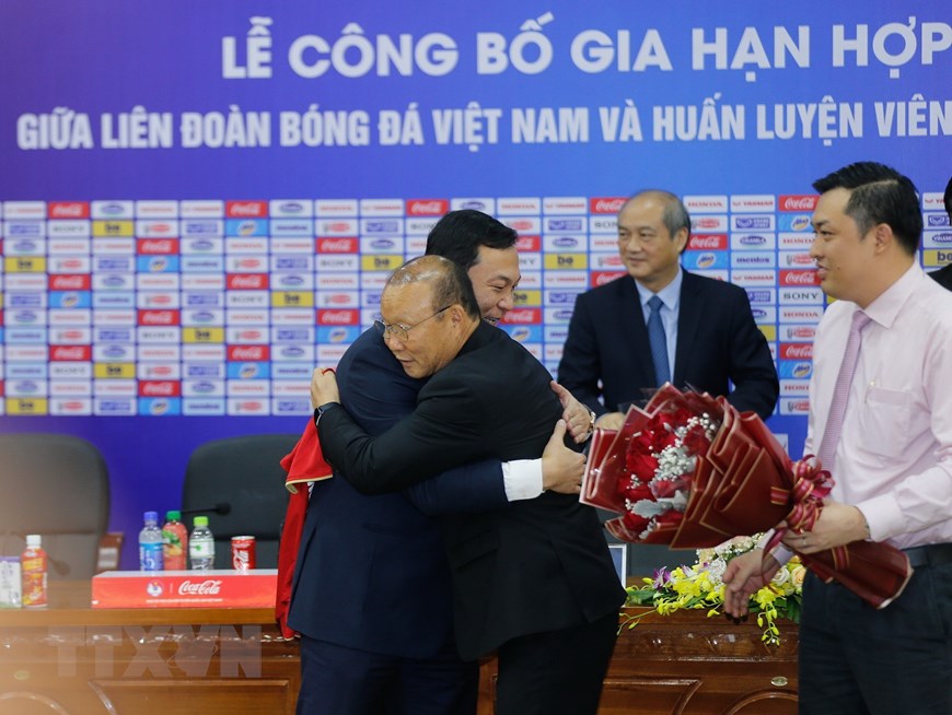 Phó Chủ tịch VFF Trần Quốc Tuấn chúc mừng HLV Park Hang-Seo trong ngày ký gia hạn hợp đồng. (Ảnh: Trọng Đạt/TTXVN)