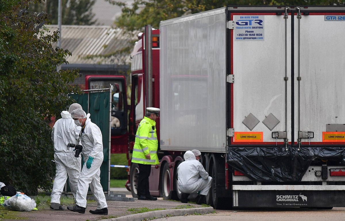 Cảnh sát Anh điều tra tại hiện trường phát hiện 39 thi thể người nhập cư trong xe công-ten-nơ ở Khu công nghiệp Waterglade, Grays, Essex ngày 23/10/2019. (Ảnh: AFP/TTXVN)