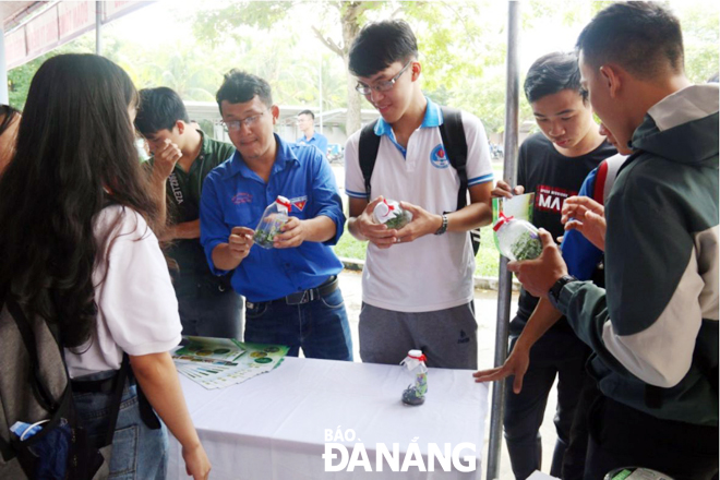 Các sinh viên, thanh niên đang tham quan sản phẩm khởi nghiệp của Đoàn Trường Đại học Sư phạm, Đại học Đà Nẵng. Ảnh: T.T