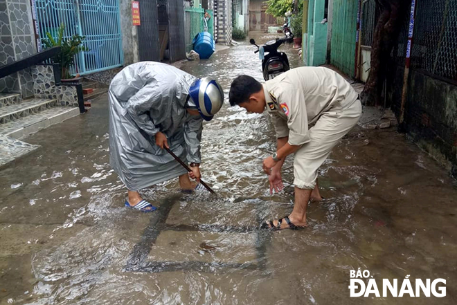 Từ đầu mùa mưa, UBND phường Thọ Quang đã cử lực lượng khơi thông các cửa thu nhưng việc này chỉ giảm phần nào lượng nước đọng chứ không giải quyết được tình trạng ngập (Ảnh do UBND phường cung cấp). 