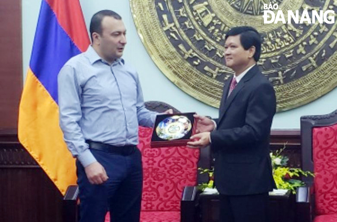  Municipal People’s Council Chairman Nguyen Nho Trung (right) warmly receiving Vice President of the Armenian NA Vahe Enfiajyan