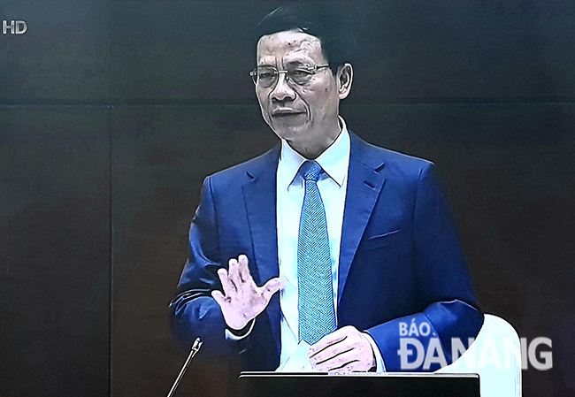 Bộ trưởng Nguyễn Mạnh Hùng trả lời chất. Ảnh: ĐẶNG NỞ (chụp lại từ màn hình)