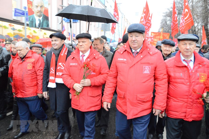 Chủ tịch Đảng Cộng sản Liên bang Nga Gennady Ziuganov và các thành viên Ban lãnh đạo Đảng tham gia tuần hành kỷ niệm lần thứ 102 Cách mạng tháng Mười Nga vĩ đại. (Ảnh: Duy Trinh/TTXVN)