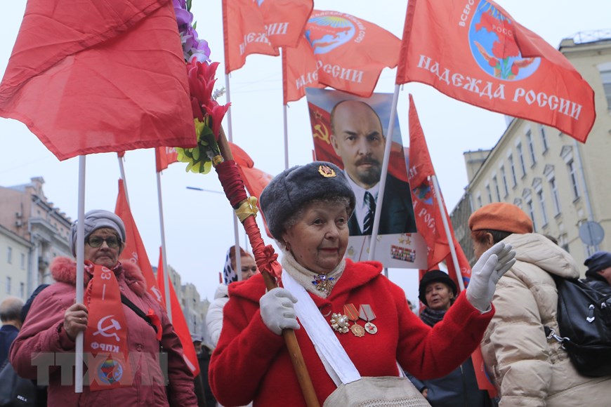 Cuộc míttinh và tuần hành nhân kỷ niệm 102 năm Cách mạng tháng Mười Nga vĩ đại thu hút sự tham gia của đông đảo người dân Moskva. (Ảnh: Trần Hiếu/TTXVN)