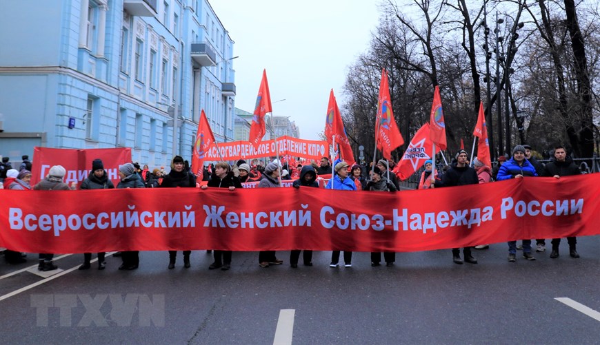 Phong trào Phụ nữ toàn Nga mang tên Nước Nga hy vọng trong đoàn tuần hành. (Ảnh: Trần Hiếu/TTXVN)
