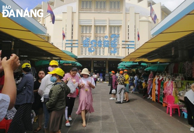 Một trong 4 cổng vào của chợ trung tâm ở thủ đô Phnom Pênh thu hút rất đông khách du lịch đến mua sắm. Ảnh: T.H