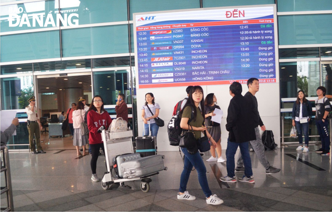 New international air services are highly expected to bring more foreign visitors to Da Nang. Tourists are pictured arriving at the city’s International Airport for their journeys.