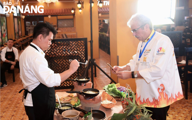 A chef from Xeo Fry and Grill showing off ‘banh xeo’ making processes at the Da Nang International Food Festival 2019