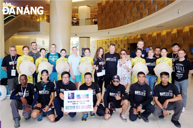 Staff members from the Novotel Danang Premier Han River welcoming Russian contestants at DIFF 2019 (Photo: the Global2000 International Limited from Malaysia, the DIFF 2019 consultants)