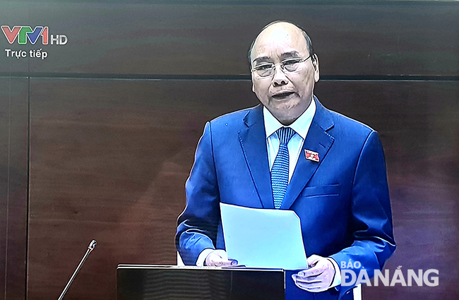 Thủ tướng Chính phủ Nguyễn Xuân Phúc trả lời chất vấn tại kỳ hop. Ảnh: ĐẶNG NỞ (chụp từ màn hình)