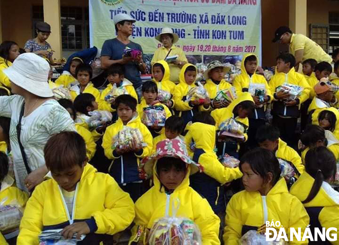 Một chương trình thiện nguyện của chị Dung, mang áo ấm đến cho các em học sinh ở một điểm trường của xã Đăk Long, huyện Kon Plông, tỉnh Kon Tum. Ảnh: T.N