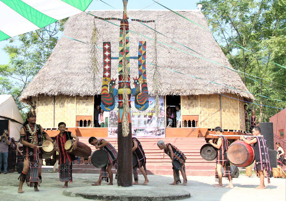 ‘Tung tung da da’ is a dance combining the sound of gongs and drums, with the howling of performers.