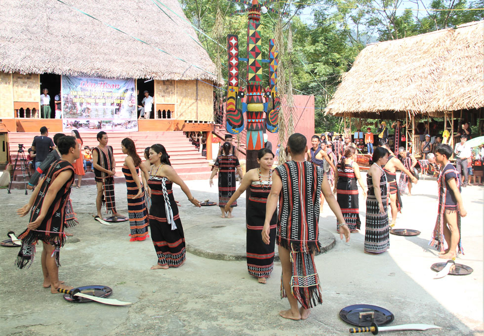 Co Tu ethnic minority people perform the ‘tung tung da da’ dance as a way to connect the earth with the universe, and their ancestors.