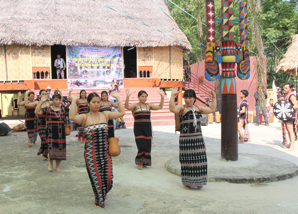 The dance movements showcase the production activities and daily lives of the Co Tu people.