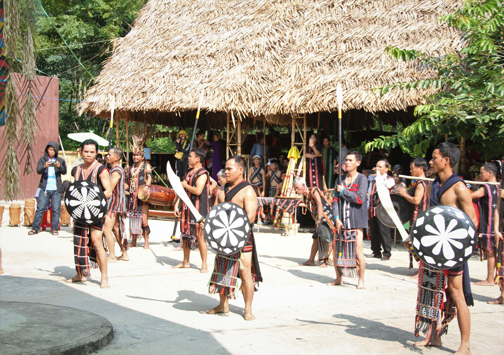 Meanwhile, Co Tu men performing a wildlife hunting dance