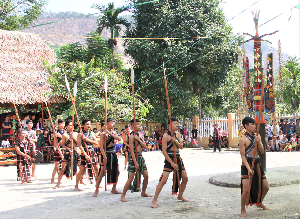 Co Tu people often perform the dance in their traditional festivals, including buffalo killing, new rice, and Guol house building