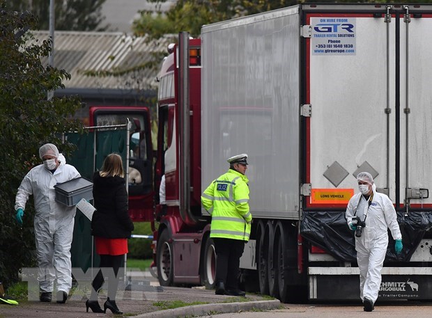 Cảnh sát Anh điều tra tại hiện trường phát hiện xe container chở 39 thi thể ở Khu công nghiệp Waterglade thuộc Grays, hạt Essex, phía đông London ngày 23/10/2019. (Nguồn: AFP/TTXVN)
