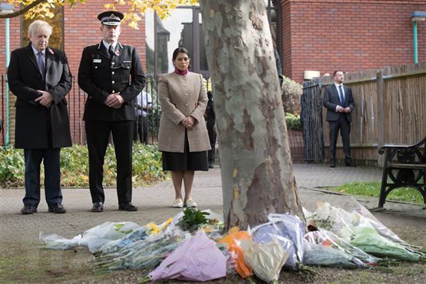 Thủ tướng Anh Boris Johnson (trái), Cảnh sát trưởng hạt Essex Ben-Julian Harrington (giữa) và Bộ trưởng Nội vụ Anh Priti Patel tưởng niệm các nạn nhân thiệt mạng trong container được tìm thấy ở thị trấn Grays, hạt Essex, ngày 28/10/2019. (Nguồn: AFP/TTXVN)