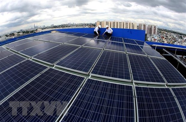 Hệ thống điện mặt trời áp mái được lắp đặt trên nóc trụ sở Công ty Điện lực Gò Vấp. (Ảnh: Ngọc Hà/TTXVN)