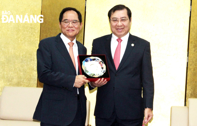 Chủ tịch UBND thành phố Huỳnh Đức Thơ (phải) tiếp Đại sứ Hàn Quốc tại Việt Nam Park Noh Wan. 	   Ảnh: TRỌNG HÙNG 