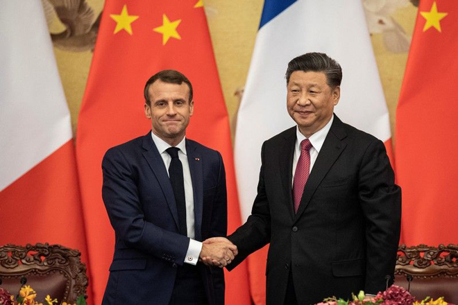 Tổng thống Pháp Emmanuel Macron (trái) gặp gỡ Chủ tịch Trung Quốc Tập Cận Bình. Ảnh: Reuters